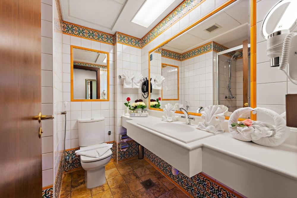 Modern bathroom at Anjum Hotel Mecca