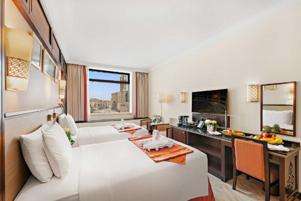 Welcome tray with fruit at Anjum Makkah Hotel