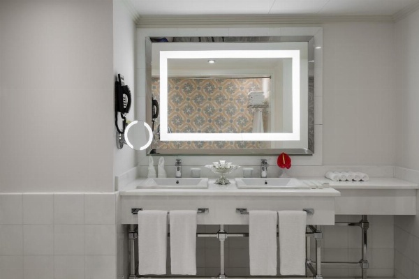 Clean vanity area at Anjum Hotel Makkah Location
